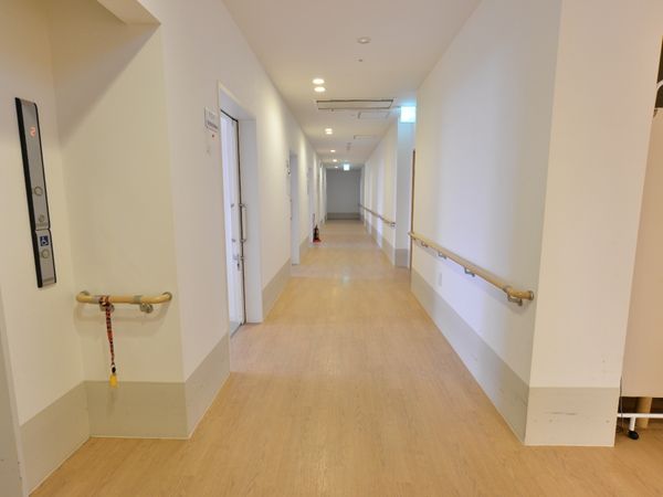 広々とした明るい廊下