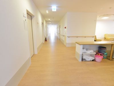 清潔な施設の廊下