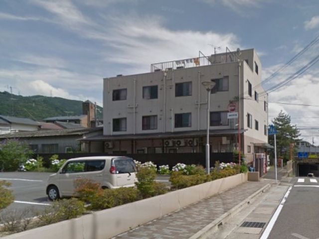 建物正面と入口 外観2 開放的な入口が特徴的な建物です。訪問者を明るく迎え入れる設計になっています。