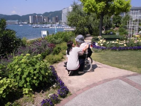 海が見える中庭