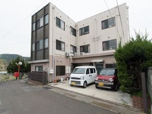 施設前の庭と駐車場