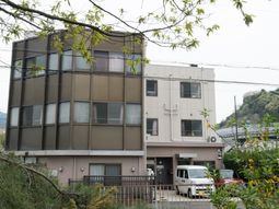 静かな街に佇む建物