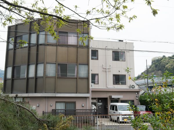 静かな街に佇む建物