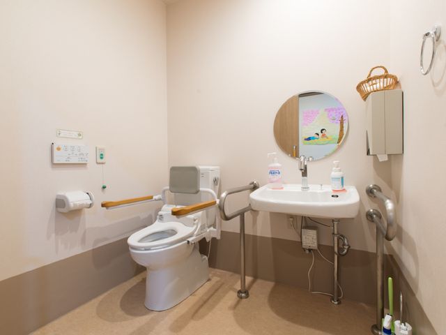 バリアフリートイレ設備 トイレ 安全を考慮した設計のトイレです。手すりが設置され、日々の快適さを支えます。