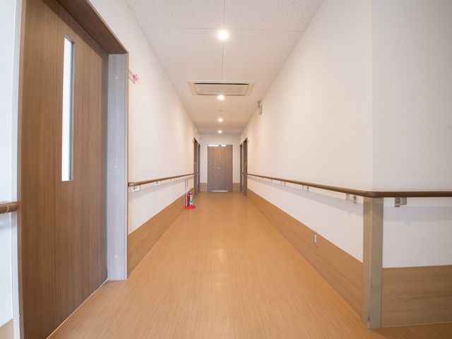 手すり付きの広い廊下 廊下 手すりを設置した安全に配慮された廊下です。清潔感があり、快適な動線を提供しています。