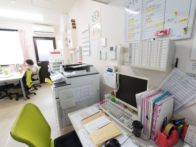 事務室の風景 事務室 こちらは働きやすい環境を整えた事務室です。デスクで真摯に業務に取り組むスタッフの姿が見られます。