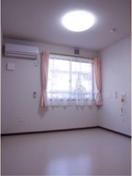 明るい居室の一角