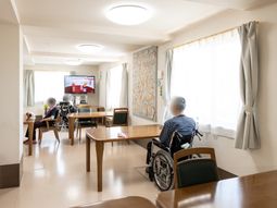 居室に人が安らぐ様子