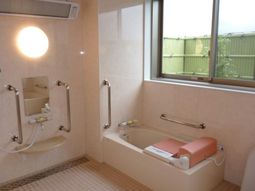 バリアフリーの明るい浴室