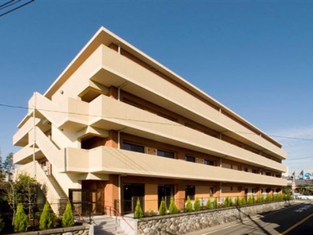 多階層のモダン建築 外観 日当たりが良好で、広々としたエントランスが印象的な施設です。将来の職場として、快適な環境が期待できる場所を感じていただけます。