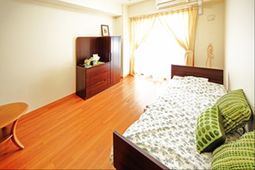 居室のベッドと窓