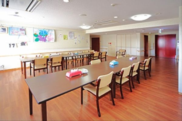 明るい食堂の様子