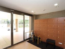 エントランスの明るい様子