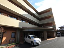 明るい外観の建物