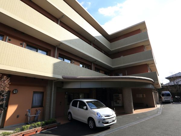 明るい外観の建物