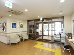 明るいエントランス風景