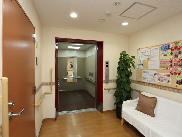 清潔な廊下と掲示板
