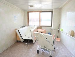 明るい浴室設備