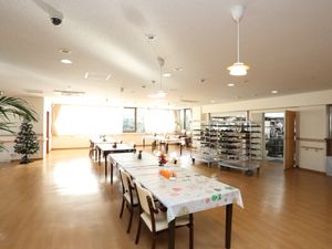  明るい食堂の様子  