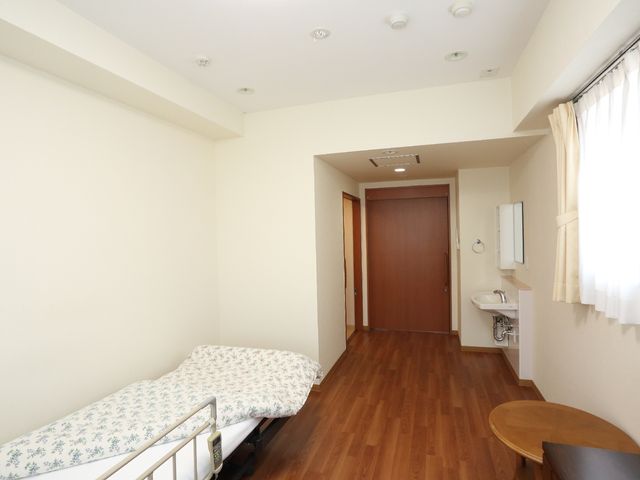 居室の明るい一角 居室  シンプルで清潔感ある個室です。必要な家具が備わり、快適な日々を送ることができる空間になっています。
