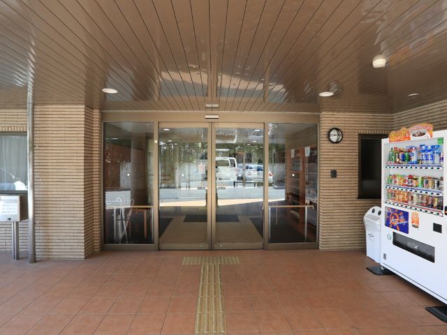 エントランスの明るい風景 玄関  ゆったりとしたエントランスには自動ドアがあり、明るく開放的な雰囲気が迎えてくれます。待合スペースでは飲み物も楽しめ、快適にお過ごしいただけます。