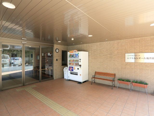 エントランスの落ち着いた雰囲気 玄関  ゆったりとした待合スペースがある入口です。ベンチで一息ついたり、自動販売機でドリンクを選ぶことができます。