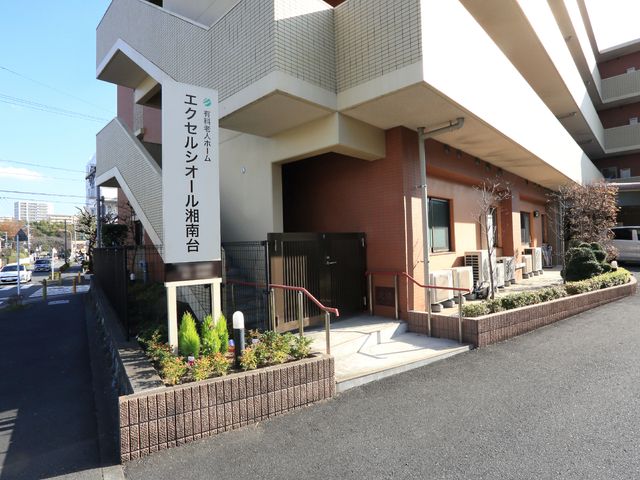 エントランスの整備された外観 外観  明るく開放感のあるエントランスは、訪れる人を暖かく迎え入れます。スタッフのビジョンを体現したお出迎えの場となっています。