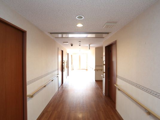 明るい施設の廊下 