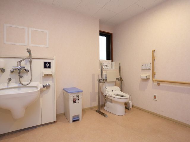 バリアフリーのトイレ空間 トイレ  手すりが付いた広々としたトイレは、利用者の安全と利便性を考慮した設計です。快適にお使いいただける環境が整っています。