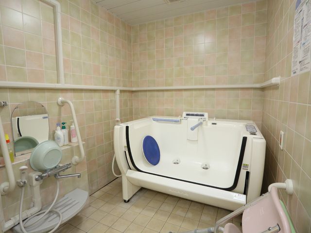 バリアフリー対応浴室 浴室  広々とした設計で安全性に配慮した浴室です。サポートが必要な方への配慮も行き届いております。