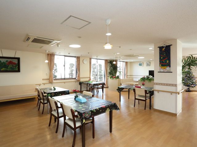 広々とした快適な食堂 ダイニング  窓から自然光が差し込む明るい食堂です。家庭的な雰囲気の中で食事や交流を楽しめる環境が整っています。
