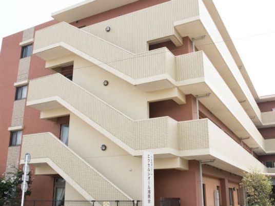 外観の階段が見える建物  