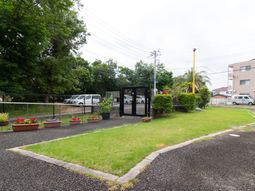 門と庭の緑豊かな景観