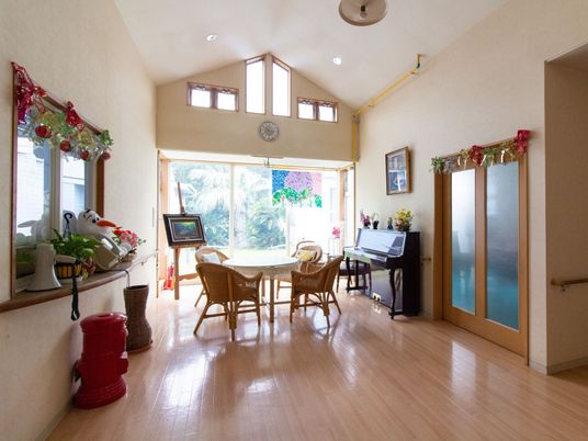 明るい共有リビングスペース