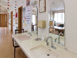 清潔な洗面台と廊下