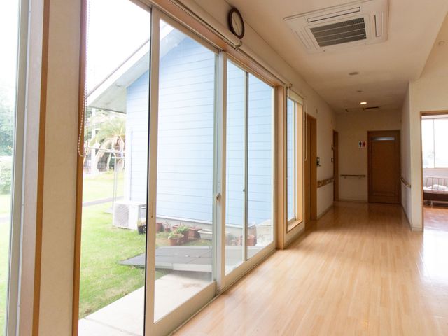 広々とした明るい廊下