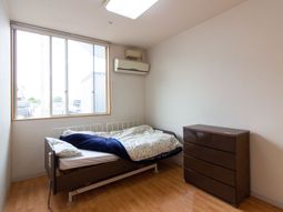 明るい居室の様子