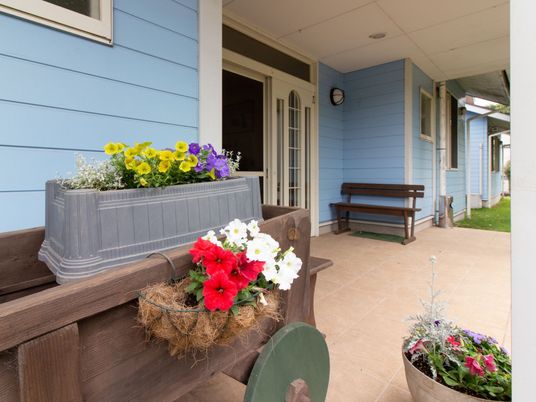 青い壁の快適なエントランス