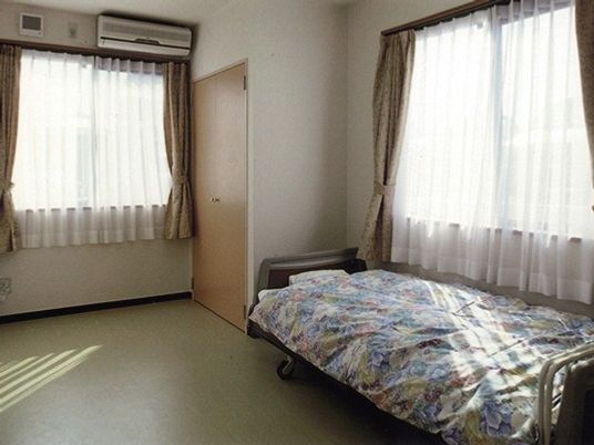 明るい居室のベッド  
