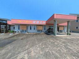 明るい外観の施設入口