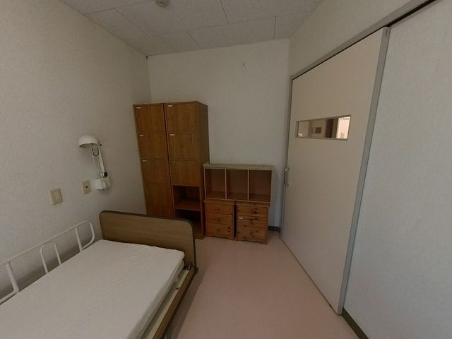 シンプルな個室の居室 居室 必要な家具が備え付けられた落ち着いた雰囲気の個室です。プライバシーが守られ、ゆったりとお過ごしいただけます。