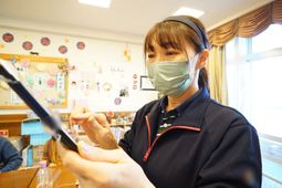 スタッフが物を手にする様子