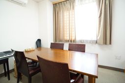 木製テーブルのある部屋