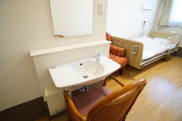 介護施設内に設置されている、鏡のある洗面台