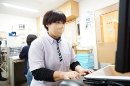 スタッフが机で作業