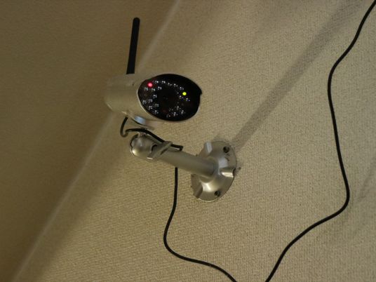 壁に取り付けられた監視カメラ