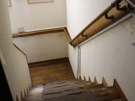 手すり付きの温かみのある階段
