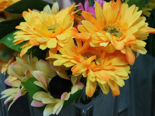 色鮮やかな造花の花束