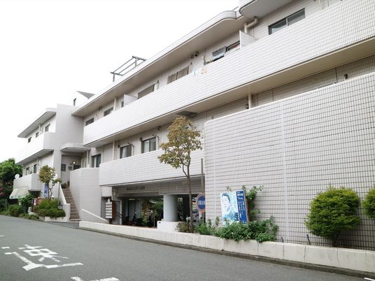 白い建物のエントランス