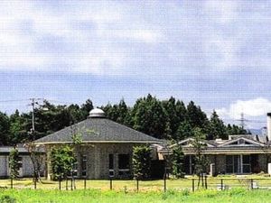 緑に囲まれた外観  